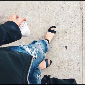 American Eagle Tomgirl Distressed jeans